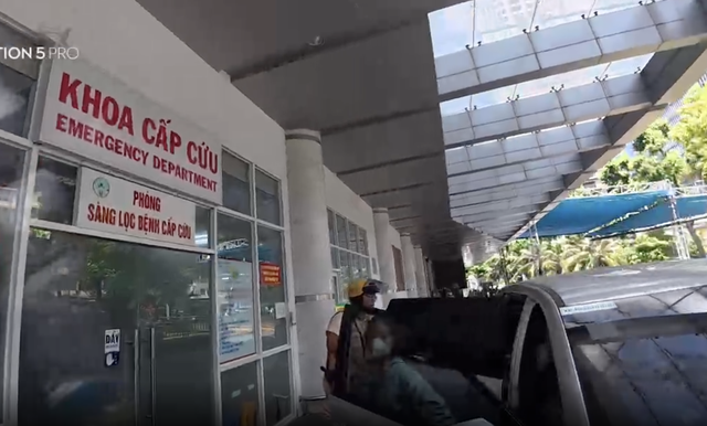 CSGT TP.HCM mở đường đưa bé trai 5 tuổi bị tai nạn đến bệnh viện cấp cứu- Ảnh 1.