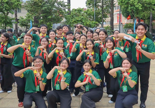 Thiếu nhi TP.HCM lên chuyến tàu nối dài mạch nguồn lịch sử - Ảnh 1.