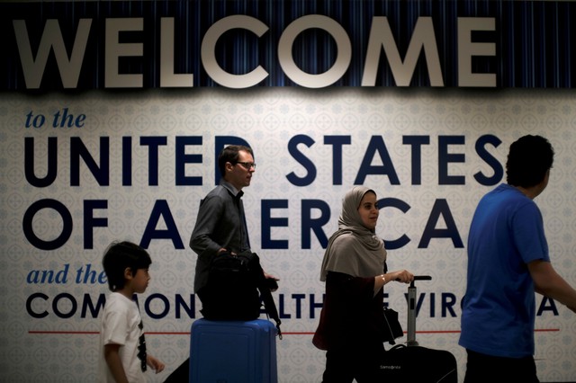 US weighs bond of $100,000 for some green-card applicants abroad, WSJ reports - Ảnh 1.