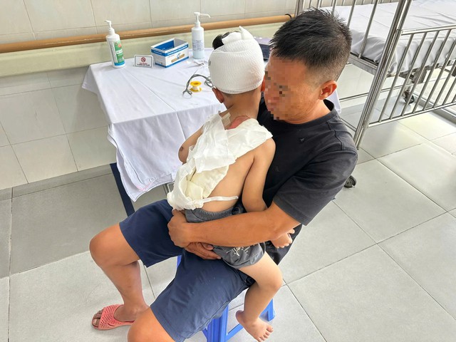 CSGT TP.HCM mở đường đưa bé trai 5 tuổi bị tai nạn đến bệnh viện cấp cứu- Ảnh 2.