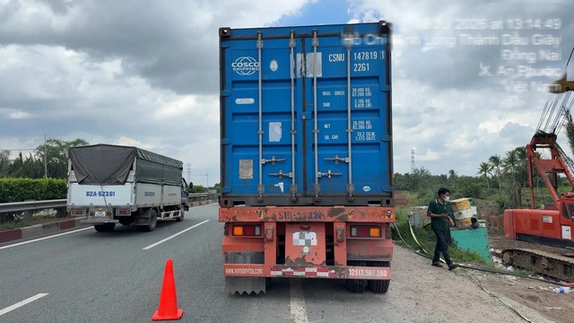 Quên một thao tác khi dừng xe trên cao tốc, tài xế container mất 13 triệu đồng - Ảnh 1.