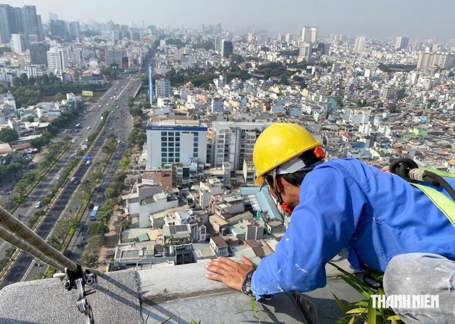 Nghề lau kính nhà cao tầng: 'Bán mạng' kiếm bạc triệu mỗi ngày- Ảnh 1.