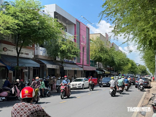 Tiệm vàng ở Mỹ Tho tạm ngưng hoạt động, nhiều khách hàng kéo đến tìm hiểu- Ảnh 2.