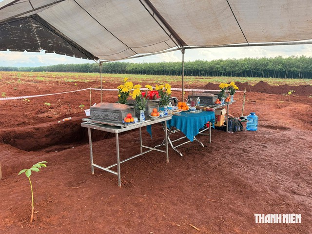  Tìm thấy mộ tập thể cùng nhiều di vật súng, bút, dép, bình tông - Ảnh 4.