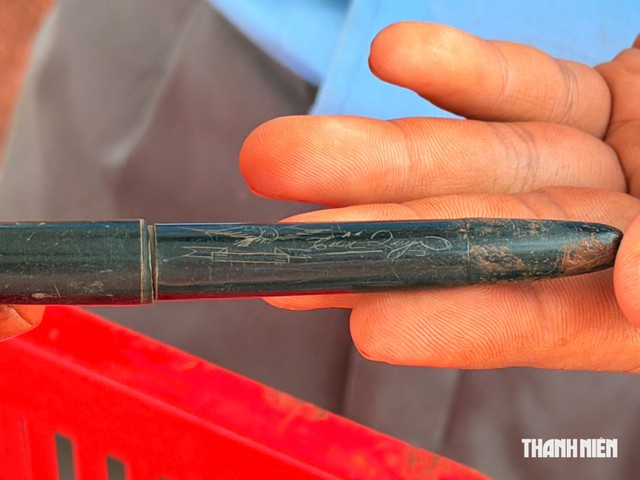  Tìm thấy mộ tập thể cùng nhiều di vật súng, bút, dép, bình tông - Ảnh 5.