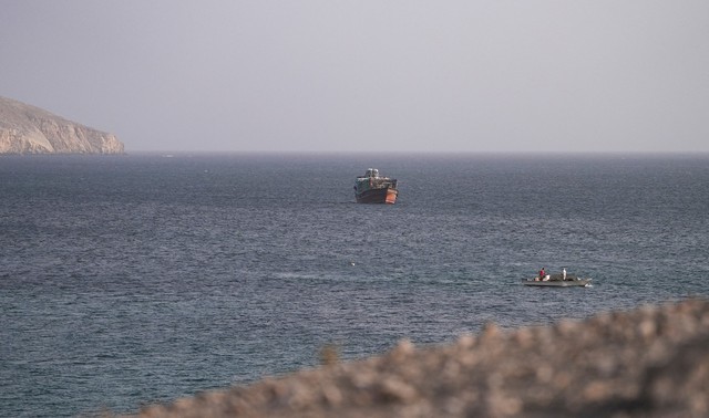 Iran tuyên bố eo biển Hormuz là 'lằn ranh đỏ', đáp trả cảnh báo từ ông Trump - Ảnh 1.