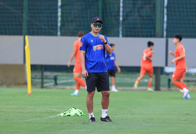 HLV Kim Sang-sik gọi gương mặt 'lạ' l&ecirc;n đội tuyển Việt Nam: V&aacute; lại h&agrave;ng thủ khi chia tay Duy Mạnh- Ảnh 2.