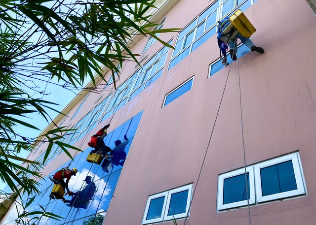 Nghề lau kính nhà cao tầng: 'Bán mạng' kiếm bạc triệu mỗi ngày- Ảnh 3.