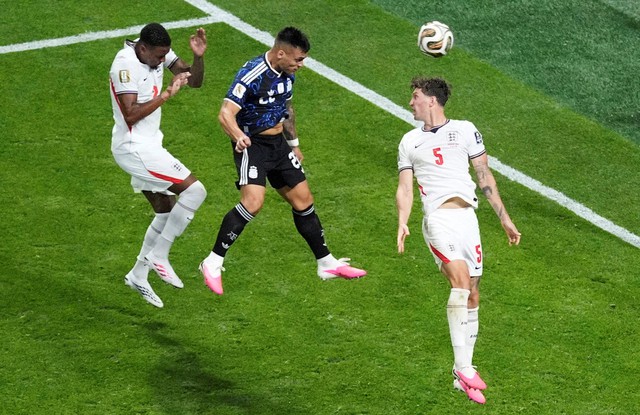Martinez gọi ngay cho mẹ sau bàn thắng để đời từ đường chuyền cực đẹp của Messi, giúp Argentina thắng Anh- Ảnh 1.