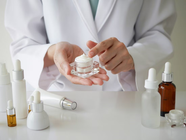 Da dầu mụn: Khi skincare quá nhiều chưa chắc là tốt- Ảnh 1.