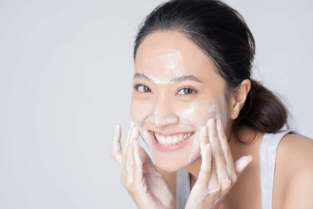 Da dầu mụn: Khi skincare quá nhiều chưa chắc là tốt- Ảnh 3.