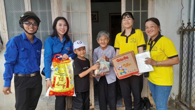 Những người trẻ mang hơi ấm đến c&aacute;c cụ gi&agrave; neo đơn - Ảnh 2.