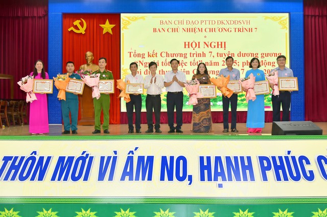 Những người trẻ mang hơi ấm đến c&aacute;c cụ gi&agrave; neo đơn - Ảnh 4.