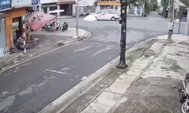 Đang dừng đèn đỏ, có được vượt vạch để nhường đường xe cấp cứu? - Ảnh 1.