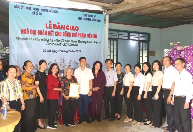 X&atilde; Củ Chi b&agrave;n giao nh&agrave; t&igrave;nh nghĩa cho gia đ&igrave;nh ch&iacute;nh s&aacute;ch - Ảnh 1.