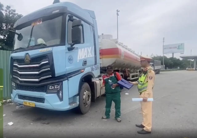 Bị CSGT giữ bằng l&aacute;i vẫn chạy xe, t&agrave;i xế v&agrave; c&ocirc;ng ty bị phạt 77 triệu - Ảnh 1.