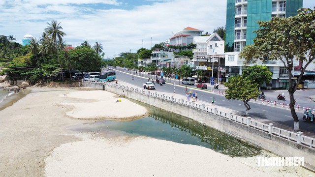 Vì sao nước đen lại tràn ra biển Hòn Chồng?- Ảnh 2.