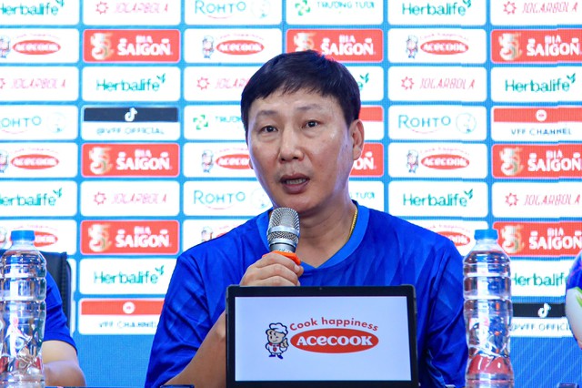 HLV Kim Sang-sik vừa xem World Cup vừa ước: 'Mong đội tuyển Việt Nam được góp mặt'- Ảnh 1.