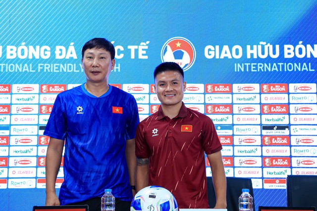 HLV Kim Sang-sik vừa xem World Cup vừa ước: 'Mong đội tuyển Việt Nam được góp mặt'- Ảnh 2.
