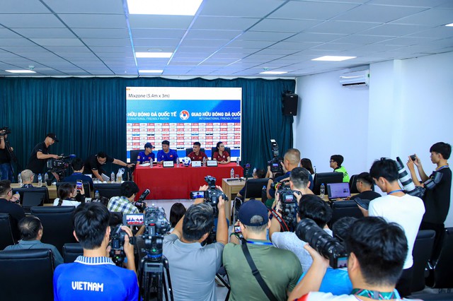 HLV Kim Sang-sik vừa xem World Cup vừa ước: 'Mong đội tuyển Việt Nam được góp mặt'- Ảnh 3.
