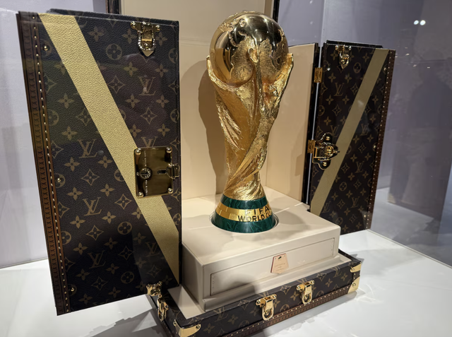 Vali Louis Vuitton lại được FIFA chọn đựng cúp vàng World Cup - Ảnh 1.
