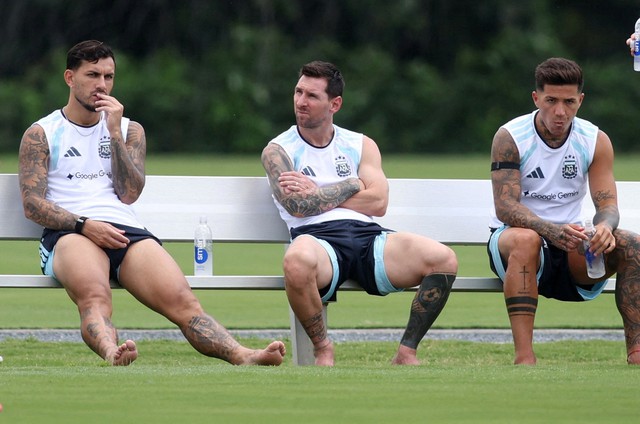 Messi có hành động lạ khi vào chung kết World Cup, gặp trọng tài từng không đem lại may mắn- Ảnh 2.