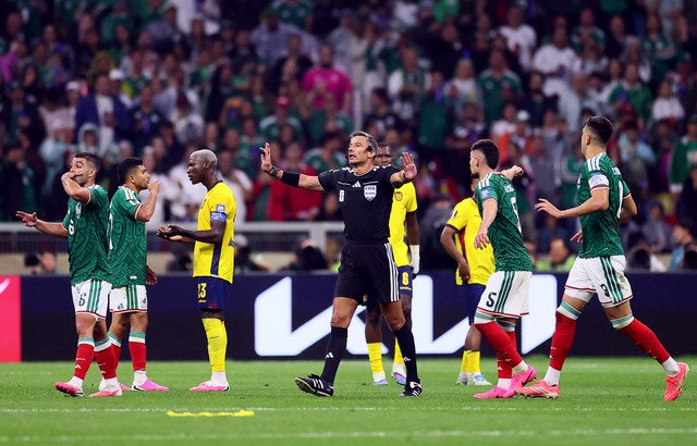 Messi có hành động lạ khi vào chung kết World Cup, gặp trọng tài từng không đem lại may mắn- Ảnh 3.