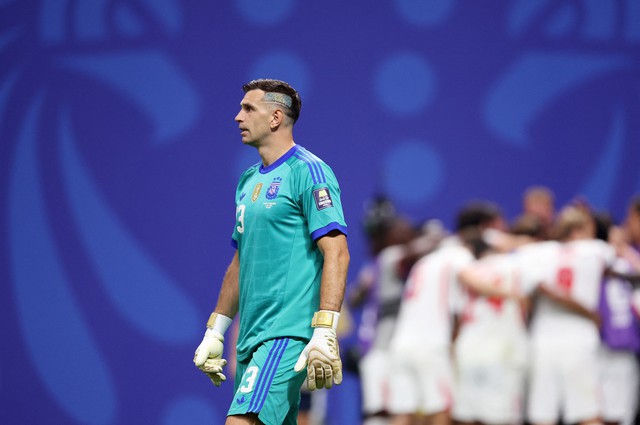 Thủ môn Martinez khiến CĐV Argentina vô cùng bất an: 'Tay tôi còn đau, chưa thể phẫu thuật vì…’- Ảnh 3.