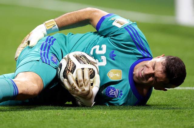 Thủ môn Martinez khiến CĐV Argentina vô cùng bất an: 'Tay tôi còn đau, chưa thể phẫu thuật vì…’- Ảnh 2.