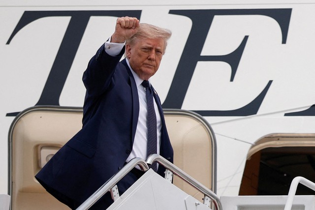 &Ocirc;ng Trump dọa đ&aacute;nh thuế Canada v&igrave; để kh&oacute;i ch&aacute;y rừng bay sang Mỹ - Ảnh 1.