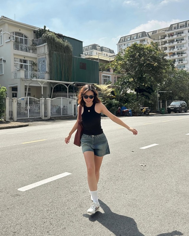 Giày thể thao, bạn đồng hành cùng nàng xuống phố ngày hè- Ảnh 2.