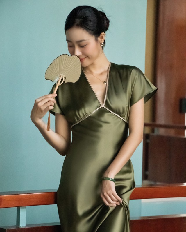 Diện trang phục màu trầm mang nét cổ điển của thời gian- Ảnh 4.