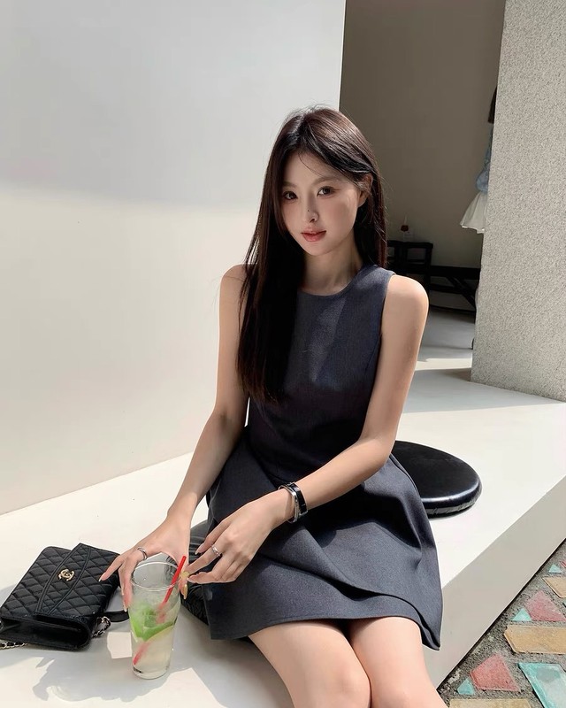 Diện trang phục màu trầm mang nét cổ điển của thời gian- Ảnh 5.