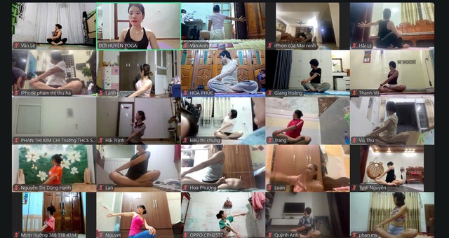 C&oacute; một lớp dạy yoga miễn ph&iacute; rất nhiều người theo học - Ảnh 1.