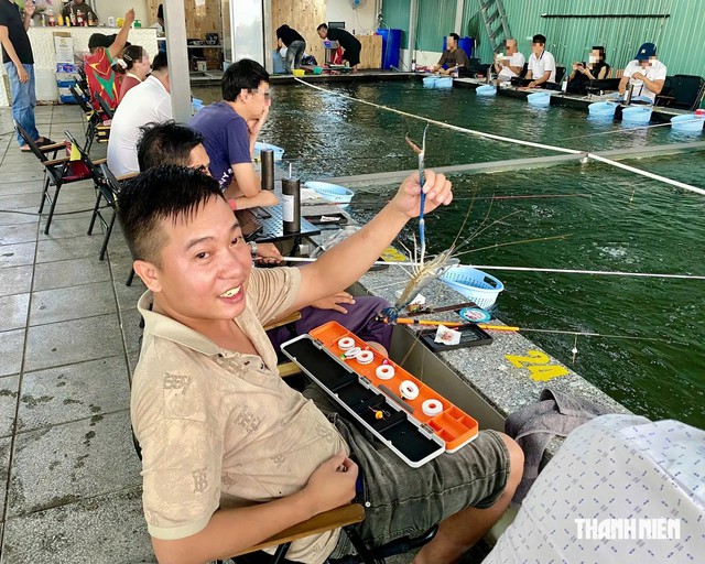Rủ nhau đi câu tôm ngay giữa lòng thành phố - Ảnh 7.