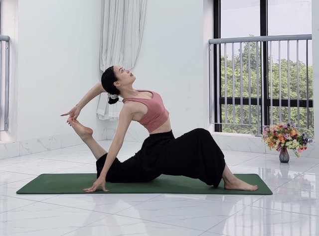 C&oacute; một lớp dạy yoga miễn ph&iacute; rất nhiều người theo học - Ảnh 2.