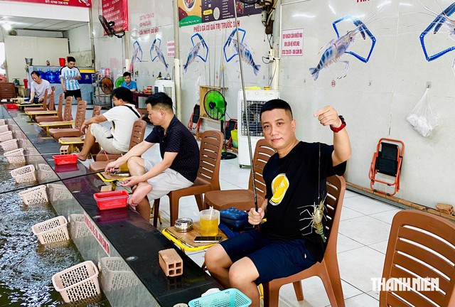 Rủ nhau đi câu tôm ngay giữa lòng thành phố - Ảnh 3.
