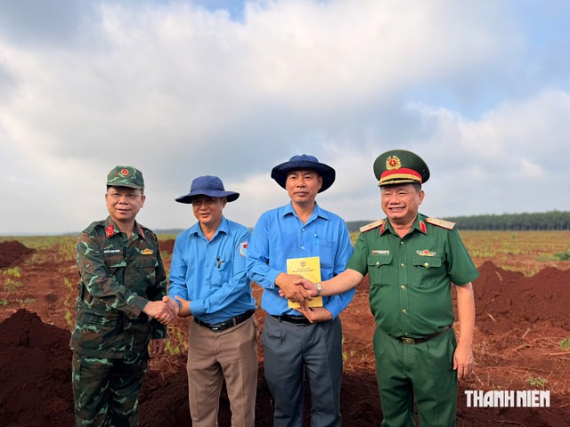 Lực lượng t&igrave;m kiếm, quy tập h&agrave;i cốt liệt sĩ ở x&atilde; Minh Đức (Đồng Nai): Ph&aacute;t hiện nhiều di vật- Ảnh 2.