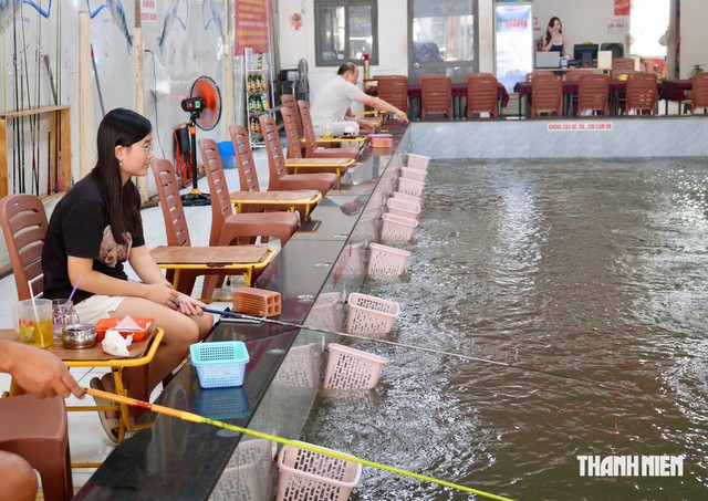 Rủ nhau đi câu tôm ngay giữa lòng thành phố - Ảnh 2.
