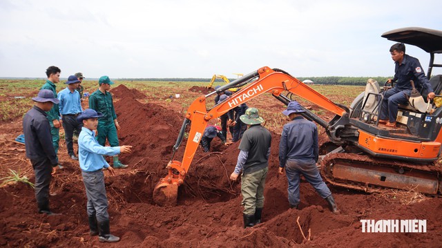 Lực lượng t&igrave;m kiếm, quy tập h&agrave;i cốt liệt sĩ ở x&atilde; Minh Đức (Đồng Nai): Ph&aacute;t hiện nhiều di vật- Ảnh 7.