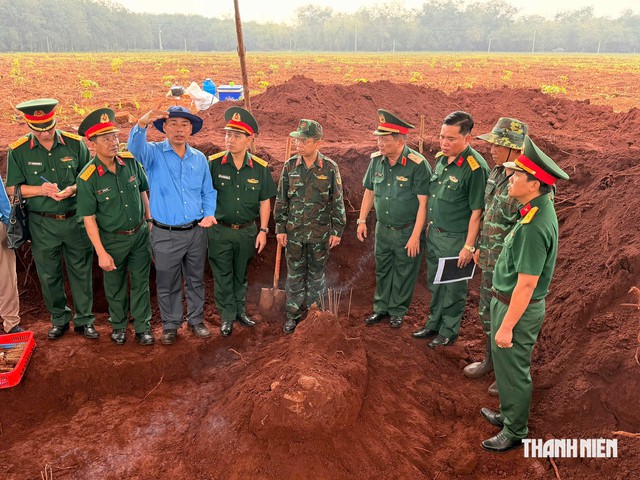Lực lượng t&igrave;m kiếm, quy tập h&agrave;i cốt liệt sĩ ở x&atilde; Minh Đức (Đồng Nai): Ph&aacute;t hiện nhiều di vật- Ảnh 1.