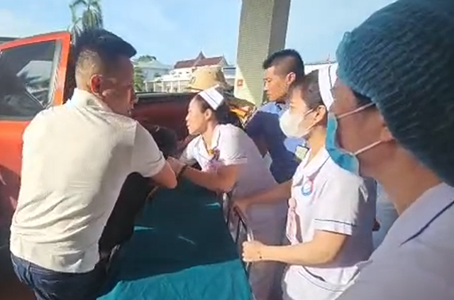 CSGT Quảng Trị dẫn đường đưa người bị tai nạn đến bệnh viện cấp cứu- Ảnh 2.