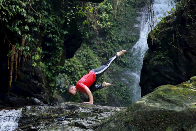 C&oacute; một lớp dạy yoga miễn ph&iacute; rất nhiều người theo học - Ảnh 4.
