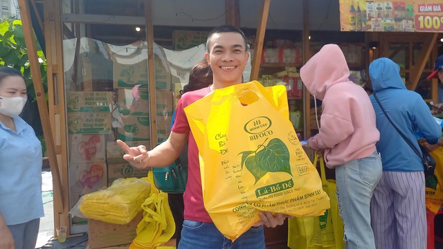 Phiên chợ bình ổn giá có gì mà thu hút nhiều thanh niên công nhân?- Ảnh 3.
