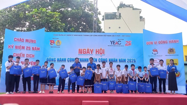 Phiên chợ bình ổn giá có gì mà thu hút nhiều thanh niên công nhân?- Ảnh 1.