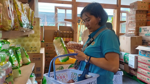 Phiên chợ bình ổn giá có gì mà thu hút nhiều thanh niên công nhân?- Ảnh 2.