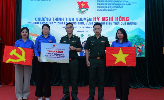 'Kỳ nghỉ hồng' cán bộ trẻ chung tay hỗ trợ vùng biên- Ảnh 3.