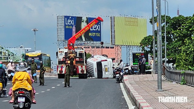 Tài xế bất ngờ nhảy xuống kênh - Ảnh 1.