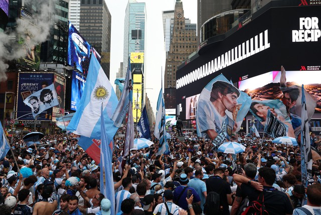 CĐV Argentina đông áp đảo khán giả Tây Ban Nha, chung kết World Cup nóng hơn ‘lửa’- Ảnh 2.