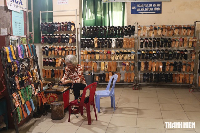 Người phụ nữ 70 tuổi và sạp guốc mộc cuối cùng giữa chợ Biên Hòa - Ảnh 1.